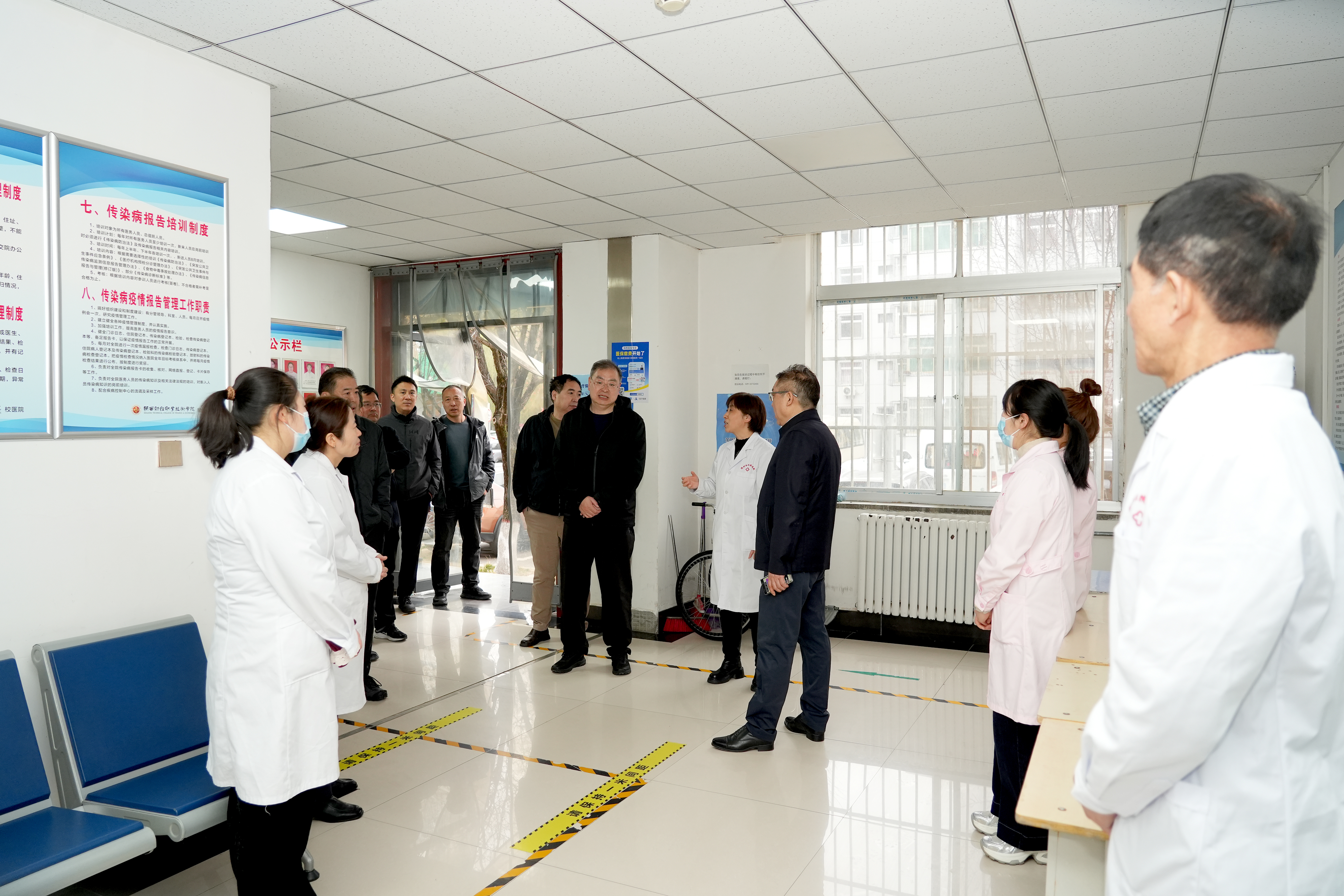 校领导询问校医院物资储备和应急处置流程