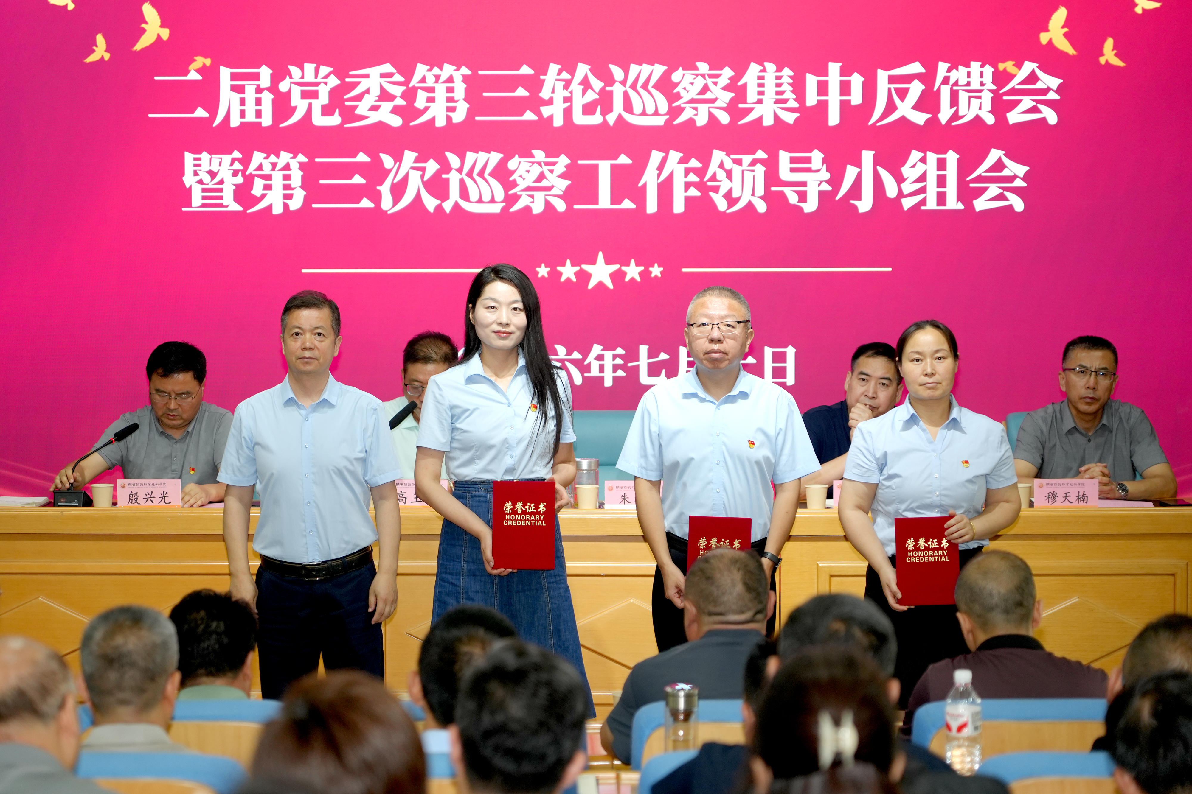党委副书记朱华斌为获奖干部颁发荣誉证书