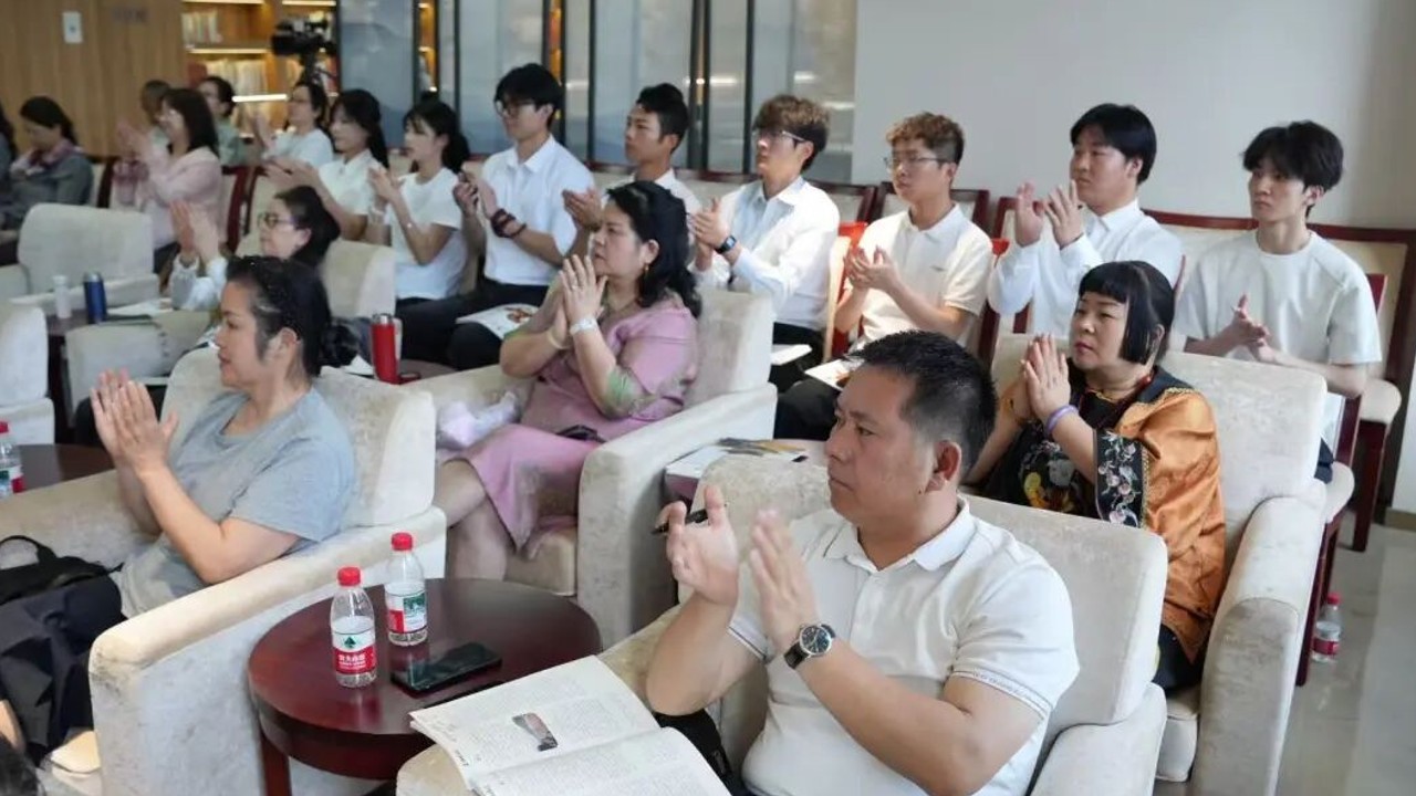 数字商务学院师生专心听讲、认真学习