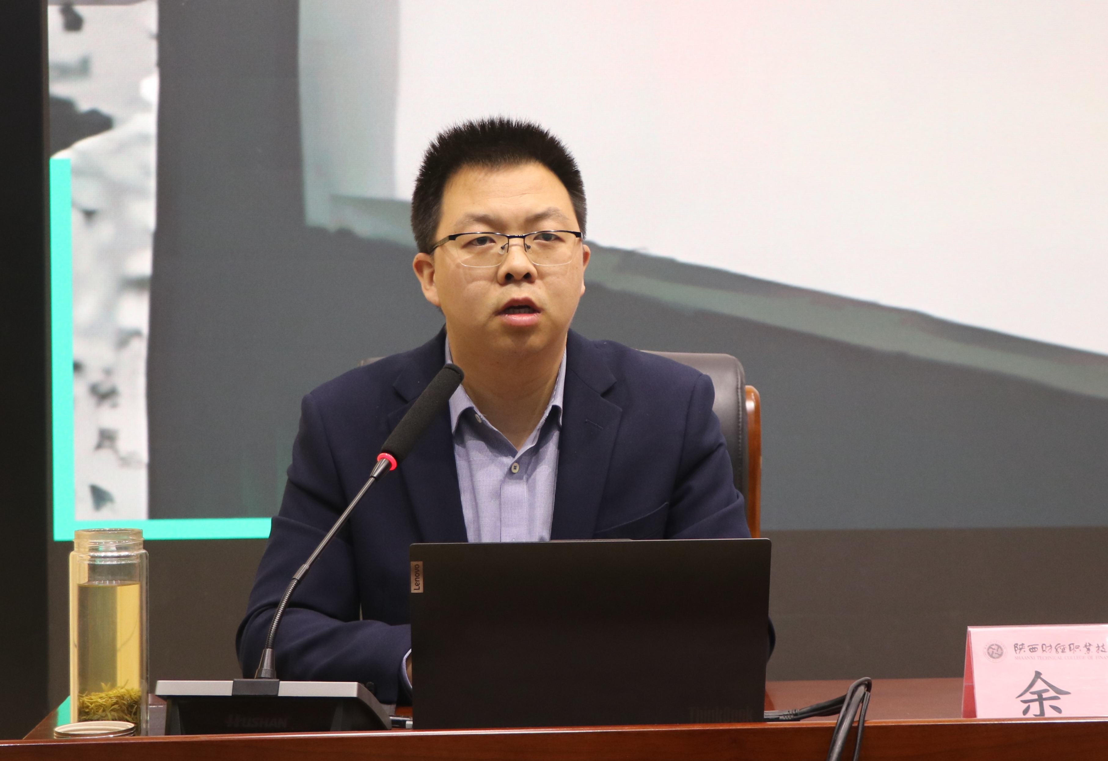 长安大学副教授余猛作报告