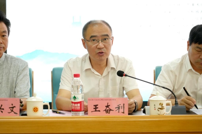 陕西经济联合会副会长王奋利宣读省级大师传承创新示范工作室名单 陕西经济联合会副会长王奋利宣读省级大师传承创新示范工作室名单