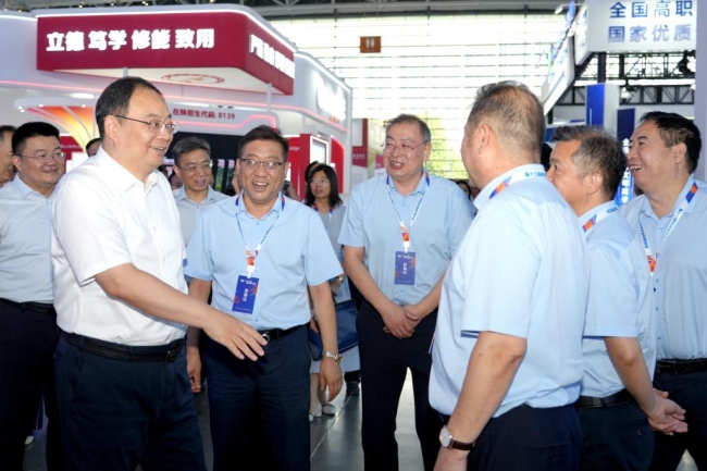 陕西省委教育工委书记、省教育厅厅长王树声亲临陕西财经职业技术学院展位视察指导