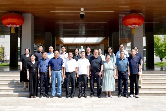 与会人员合影留念 与会人员合影留念