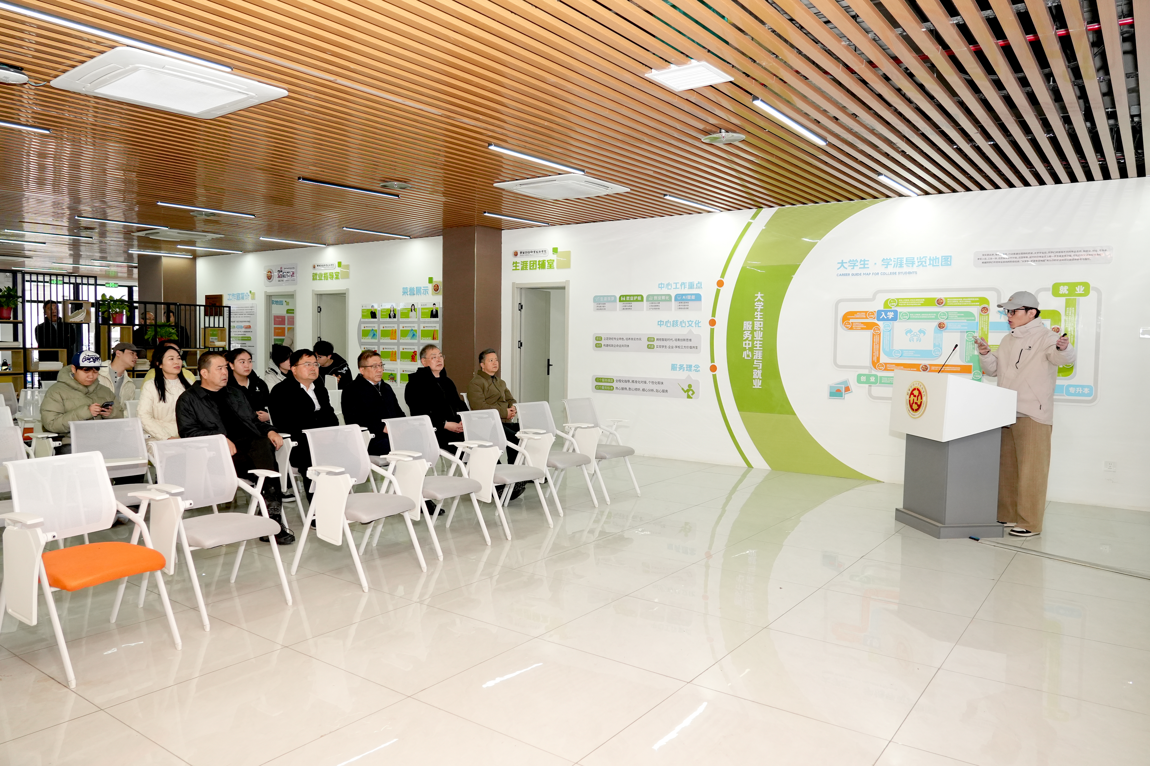 校领导观摩备战大学生职业规划大赛学生的项目路演