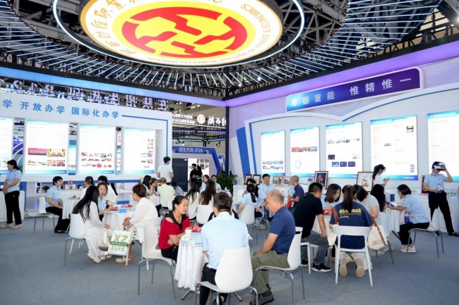 陕西财经职业技术学院展厅人气高涨、气氛热烈