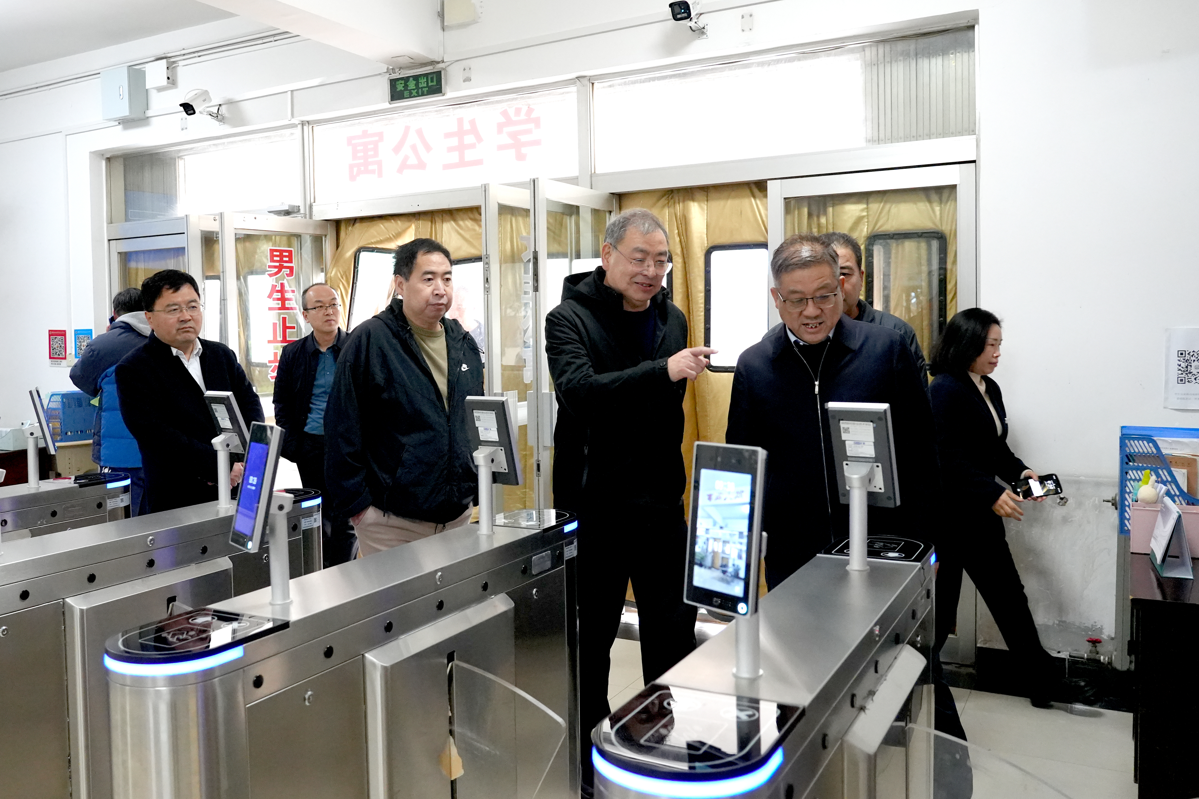 校领导检查公寓开学准备情况