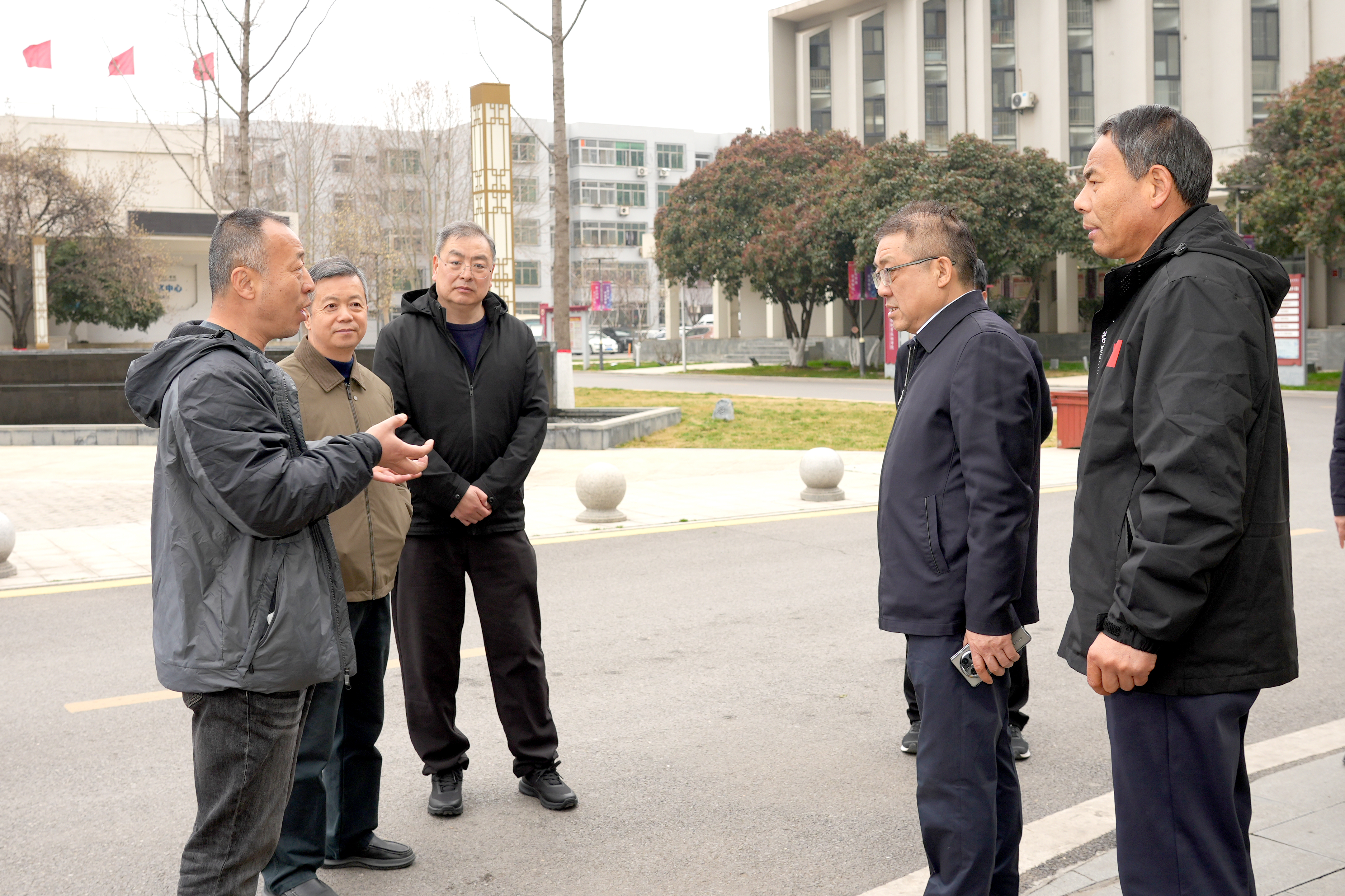 校领导在校园大门口询问门禁管理、入校流程和应急值守安排情况