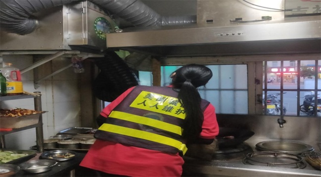 2021三下乡 |“城管小分队”跟随城固县城市建设管理监察队进行室外执法。