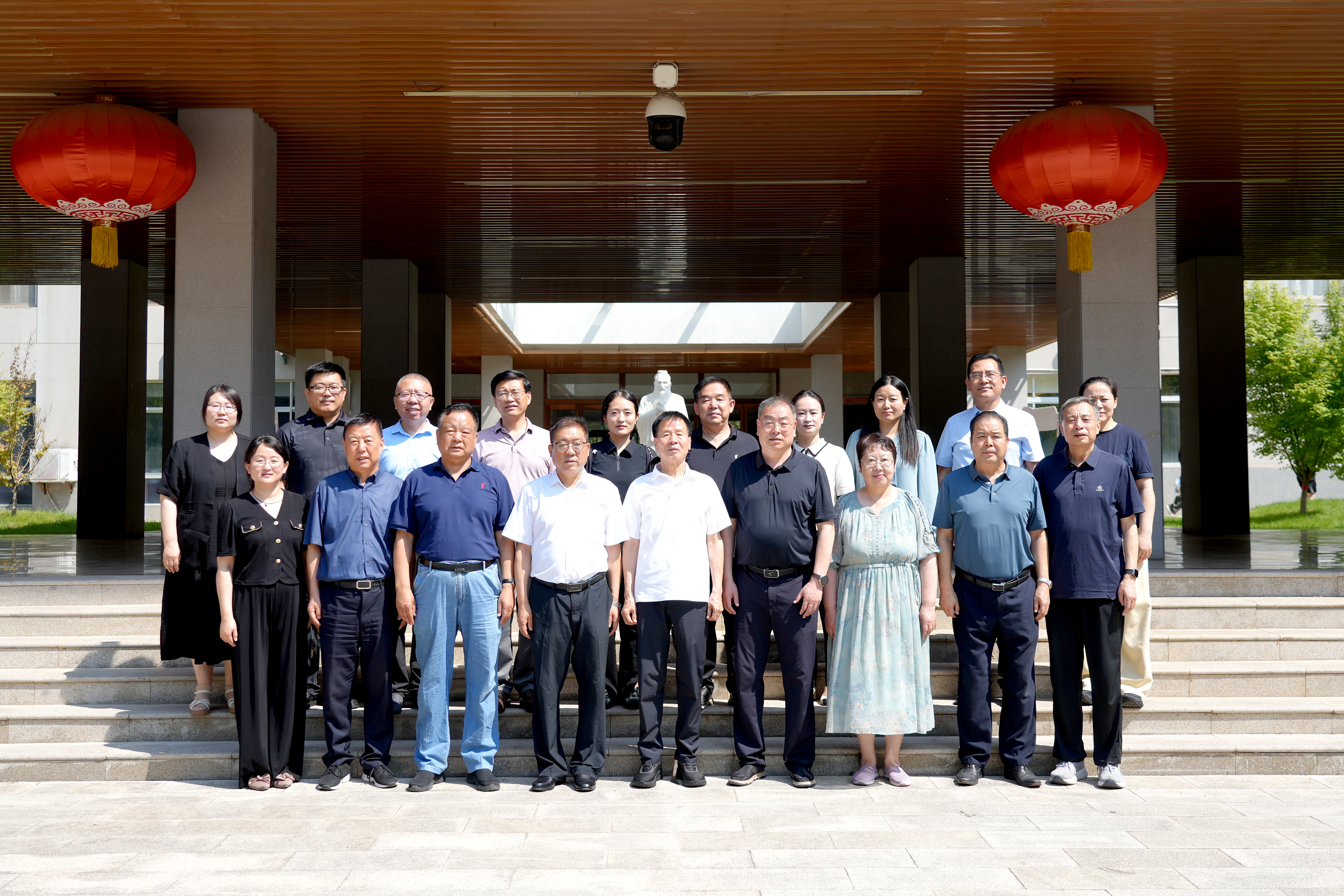与会人员合影留念 与会人员合影留念