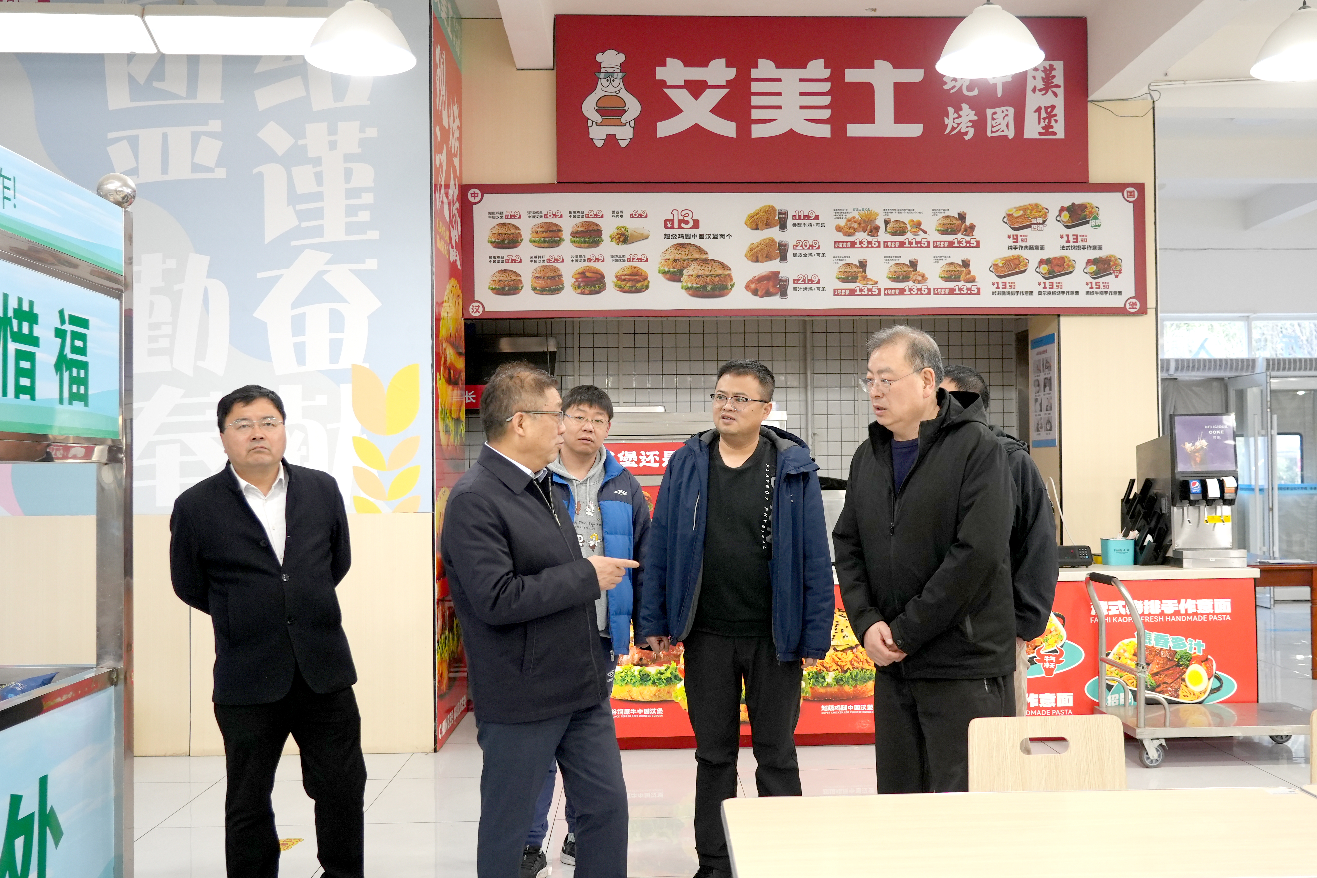 校领导在学生餐厅检查