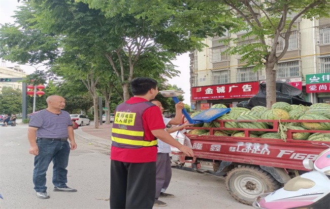 2021三下乡 |“城管小分队”跟随城固县城市建设管理监察队进行室外执法。