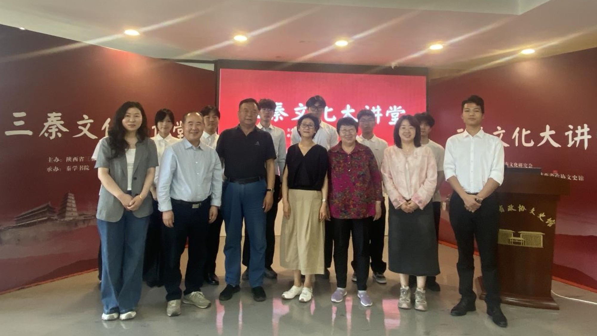 数字商务学院师生同与会领导、专家合影