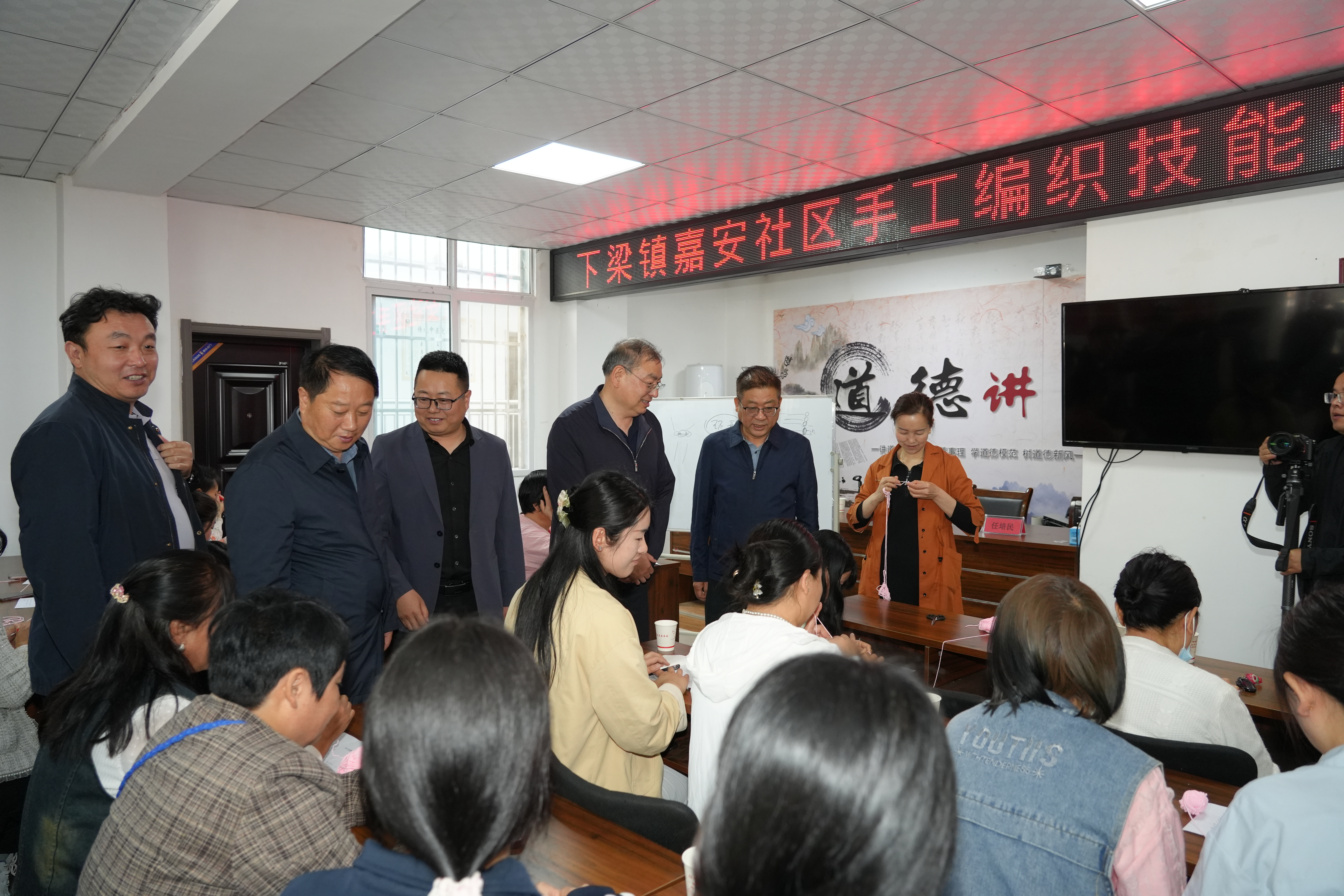 校领导现场指导手工编织现场培训 校领导现场指导手工编织现场培训