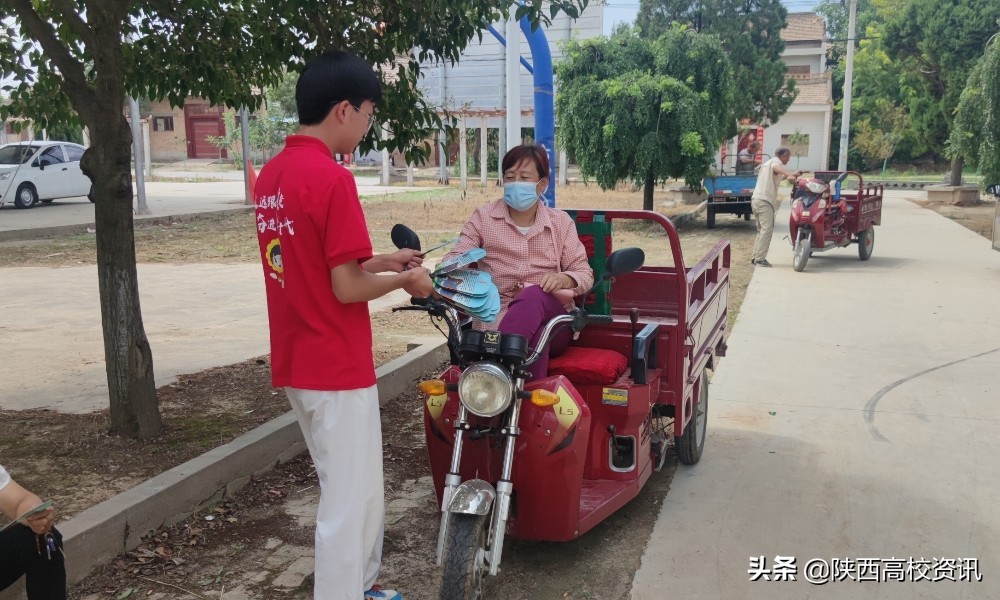 陕财职院“忆红色岁月党史调研团”走进社区开展党史教育宣传