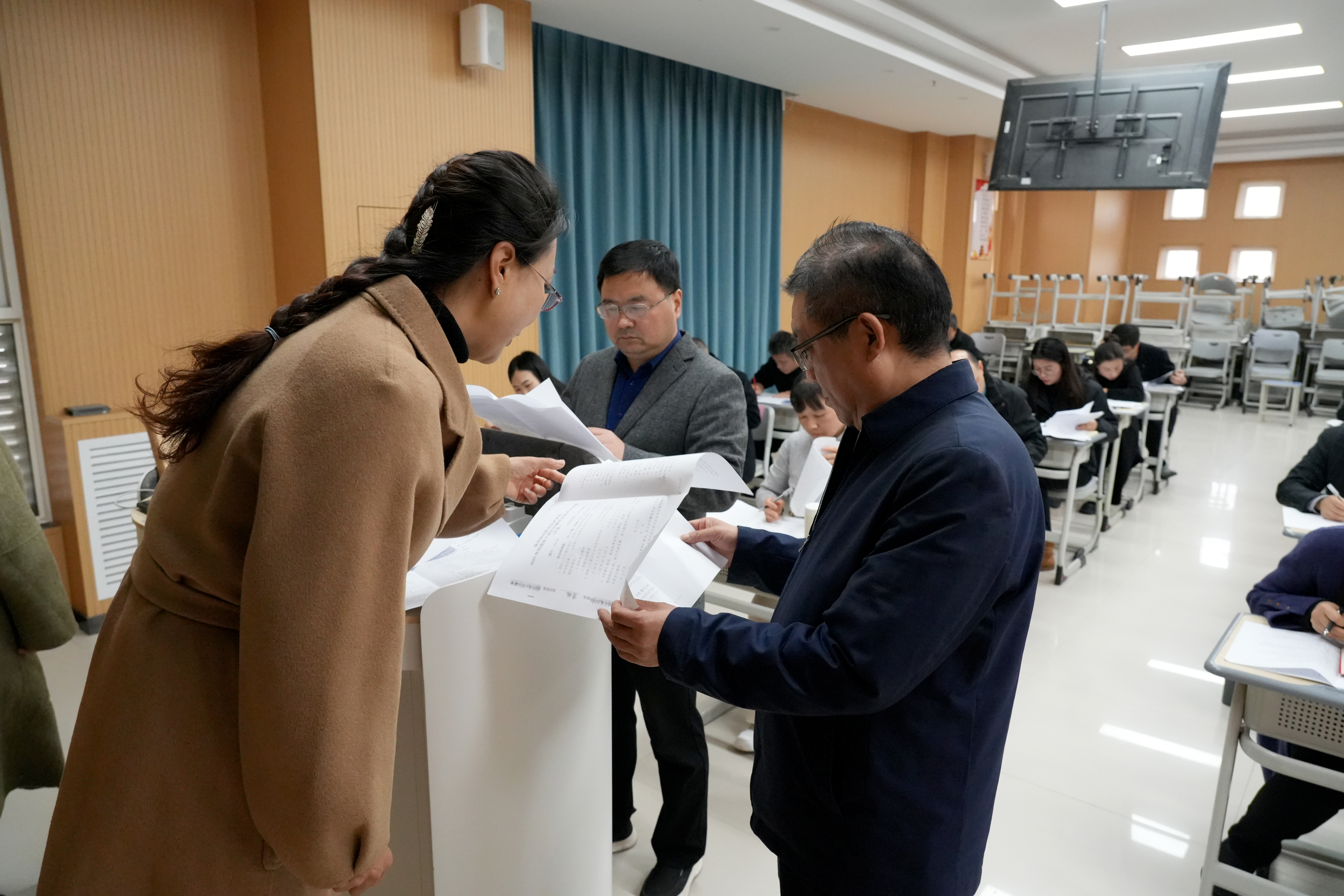 校领导查阅考试试卷 校领导查阅考试试卷