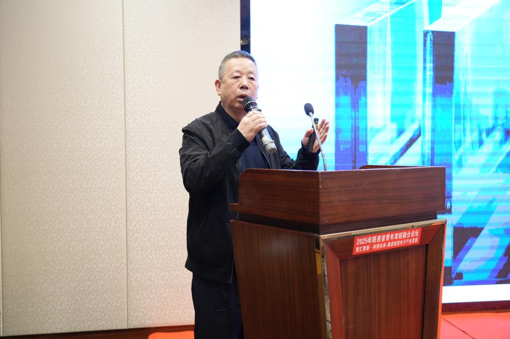 咸阳彩虹集团总工程师孙钢智作专题报告 咸阳彩虹集团总工程师孙钢智作专题报告