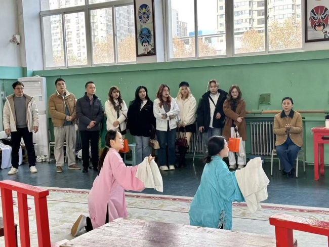 在陕西艺术职业学院的秦腔课堂上，留学生们观摩了秦腔表演专业的日常教学