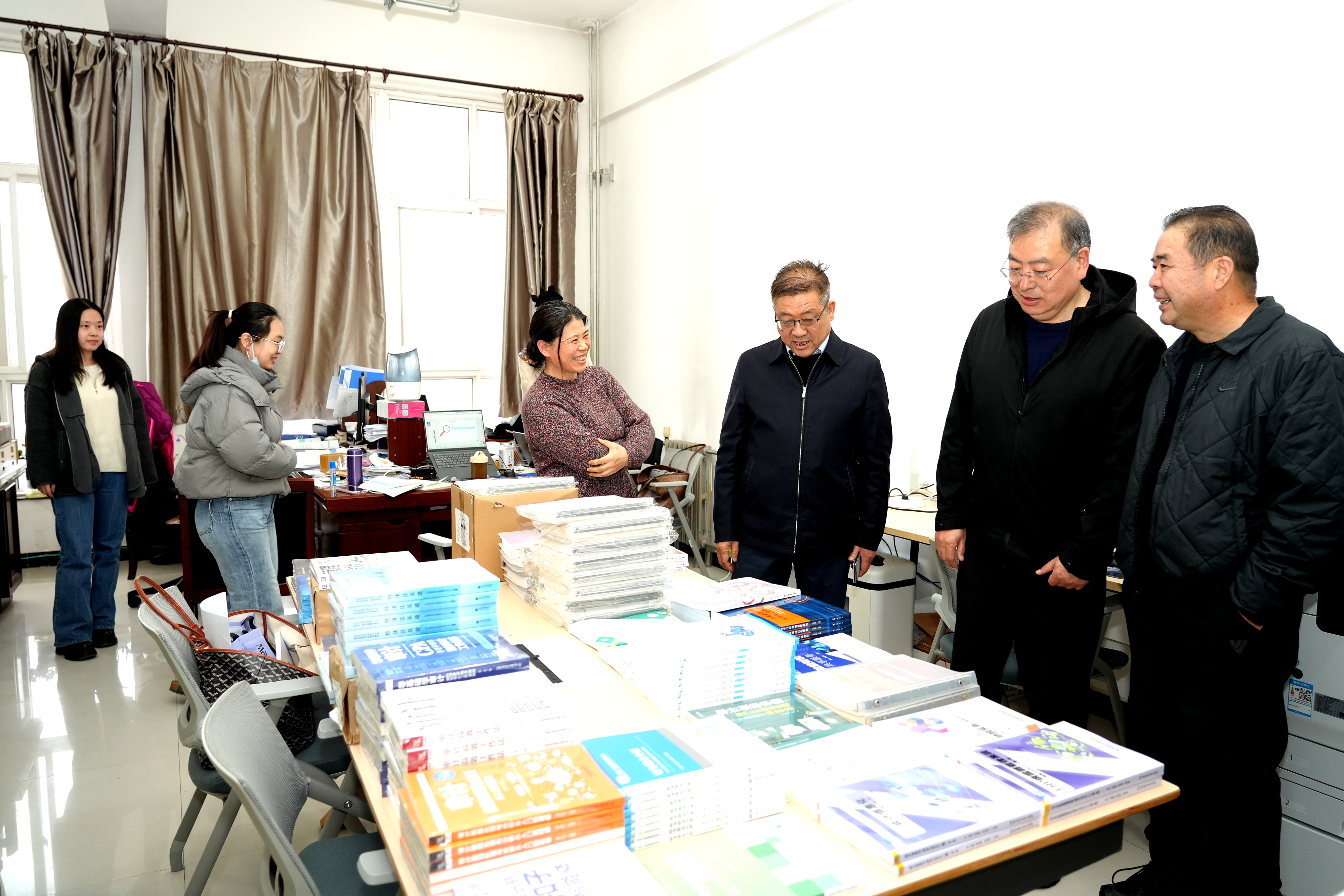 校领导在教学楼查看开学准备情况