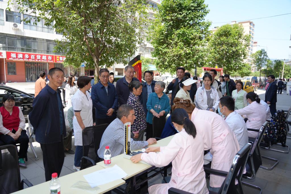 我校医院组织的义诊活动现场 我校医院组织的义诊活动现场
