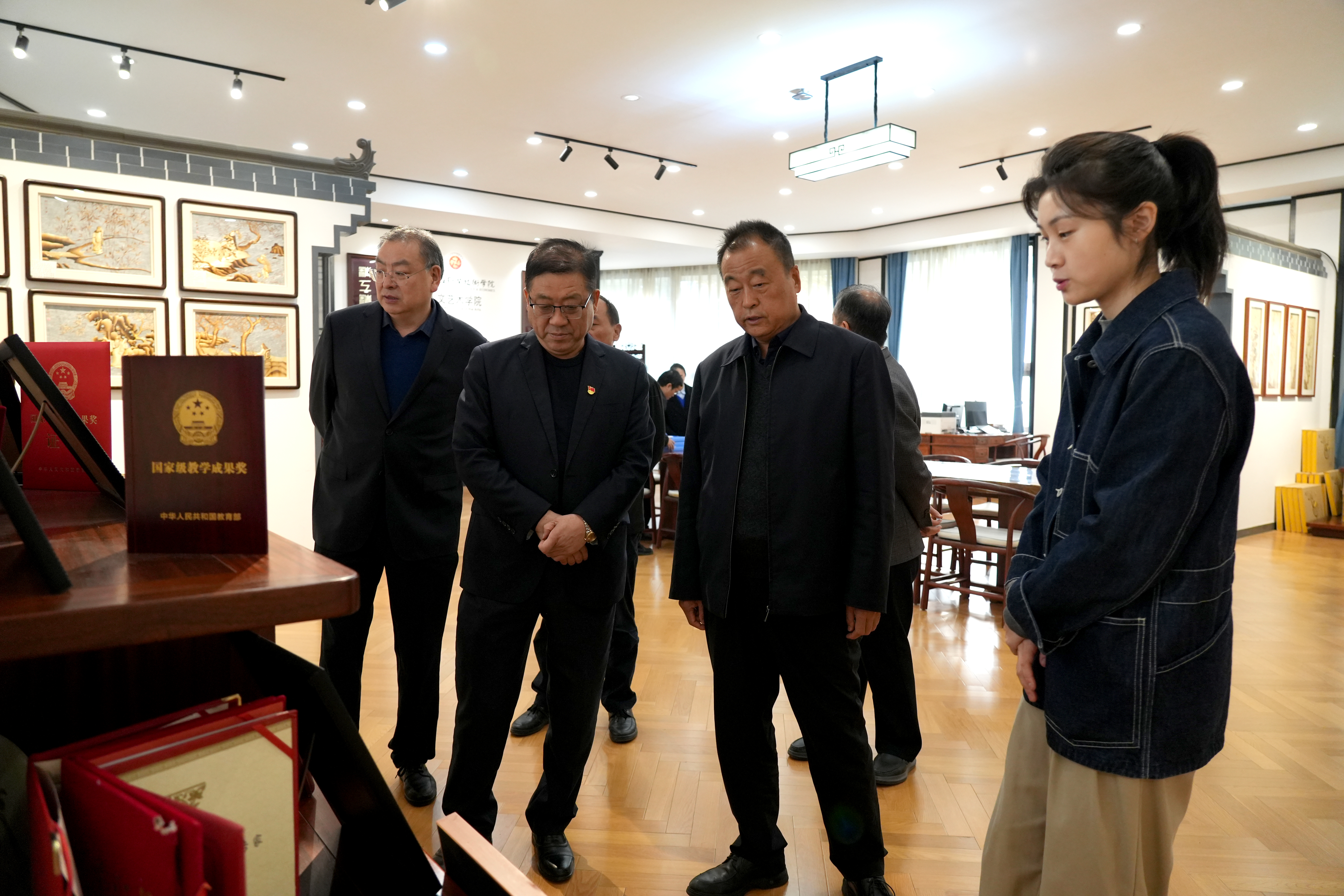 参观非遗展览馆 参观非遗展览馆