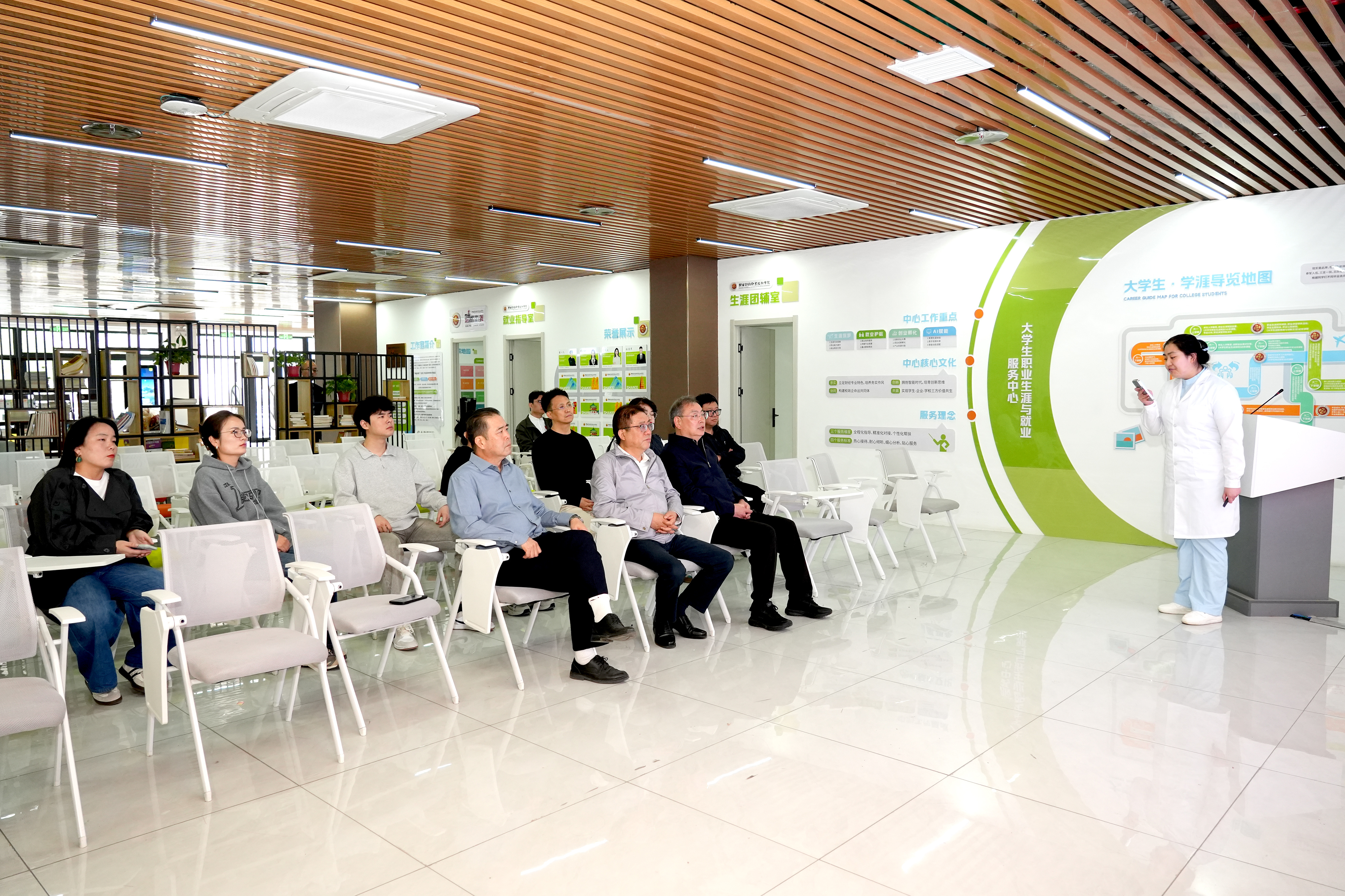 校领导现场指导