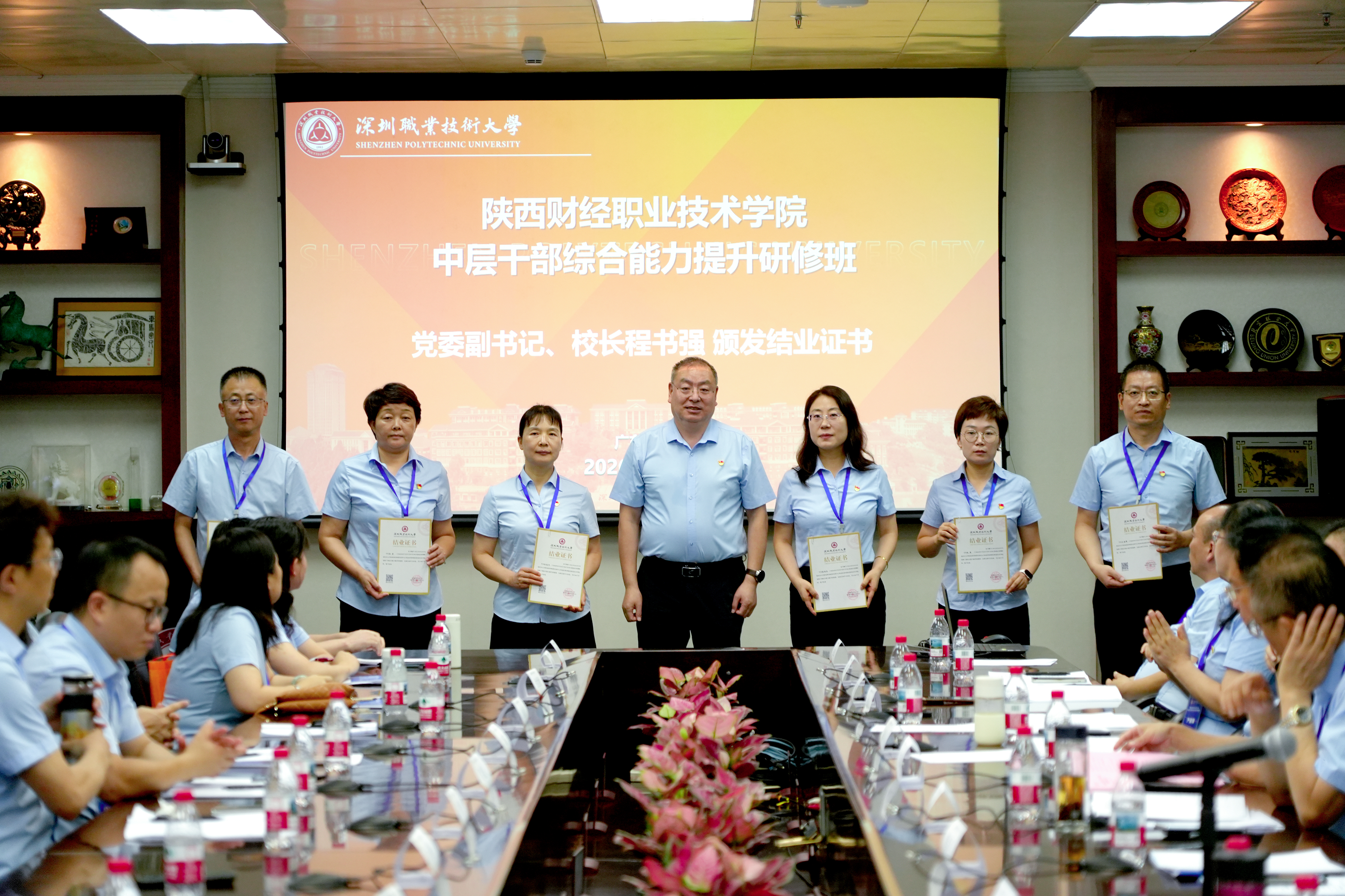 校长程书强为学员代表颁发结业证书 校长程书强为学员代表颁发结业证书