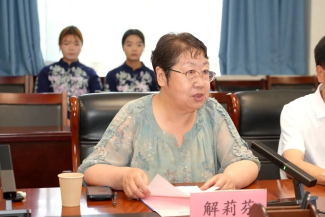 副会长解莉芬宣读“秦商文化传播中心”成立批复 副会长解莉芬宣读“秦商文化传播中心”成立批复
