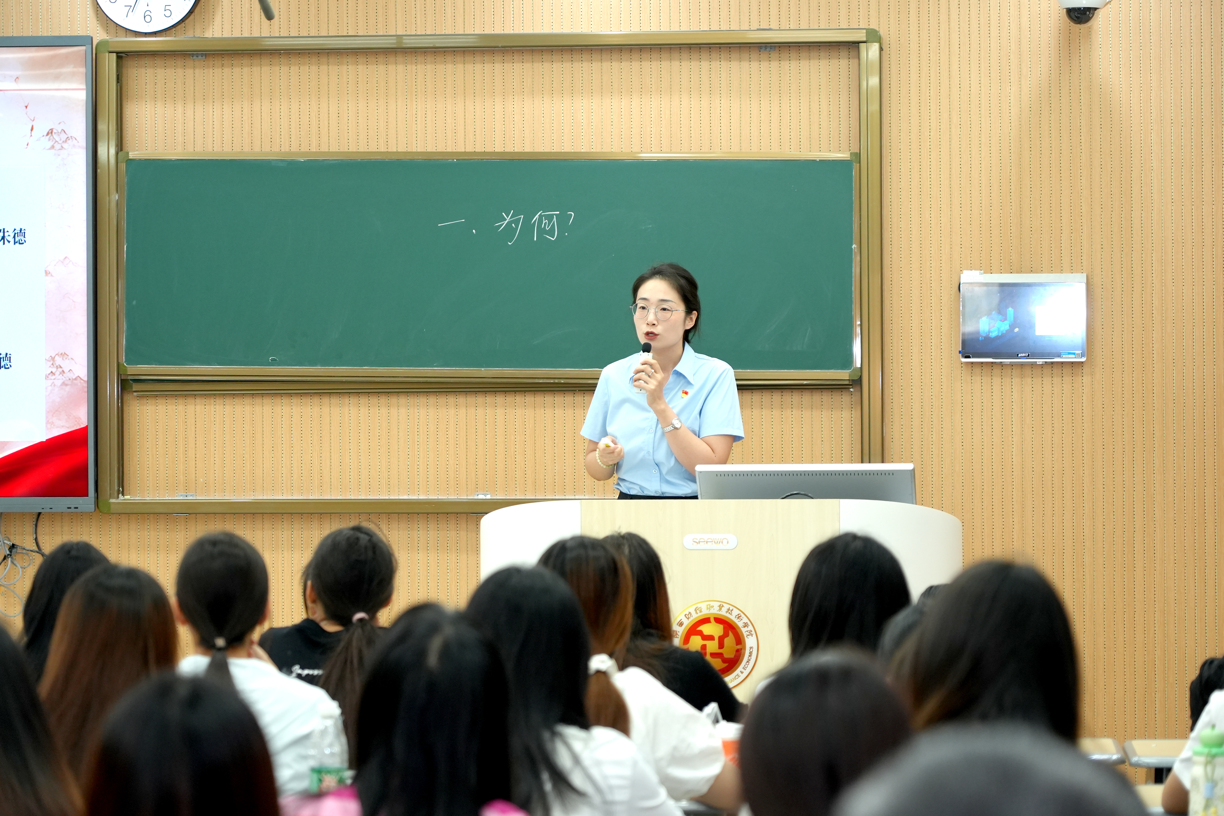 校领导走进课堂听取“开学第一课” 校领导走进课堂听取“开学第一课”
