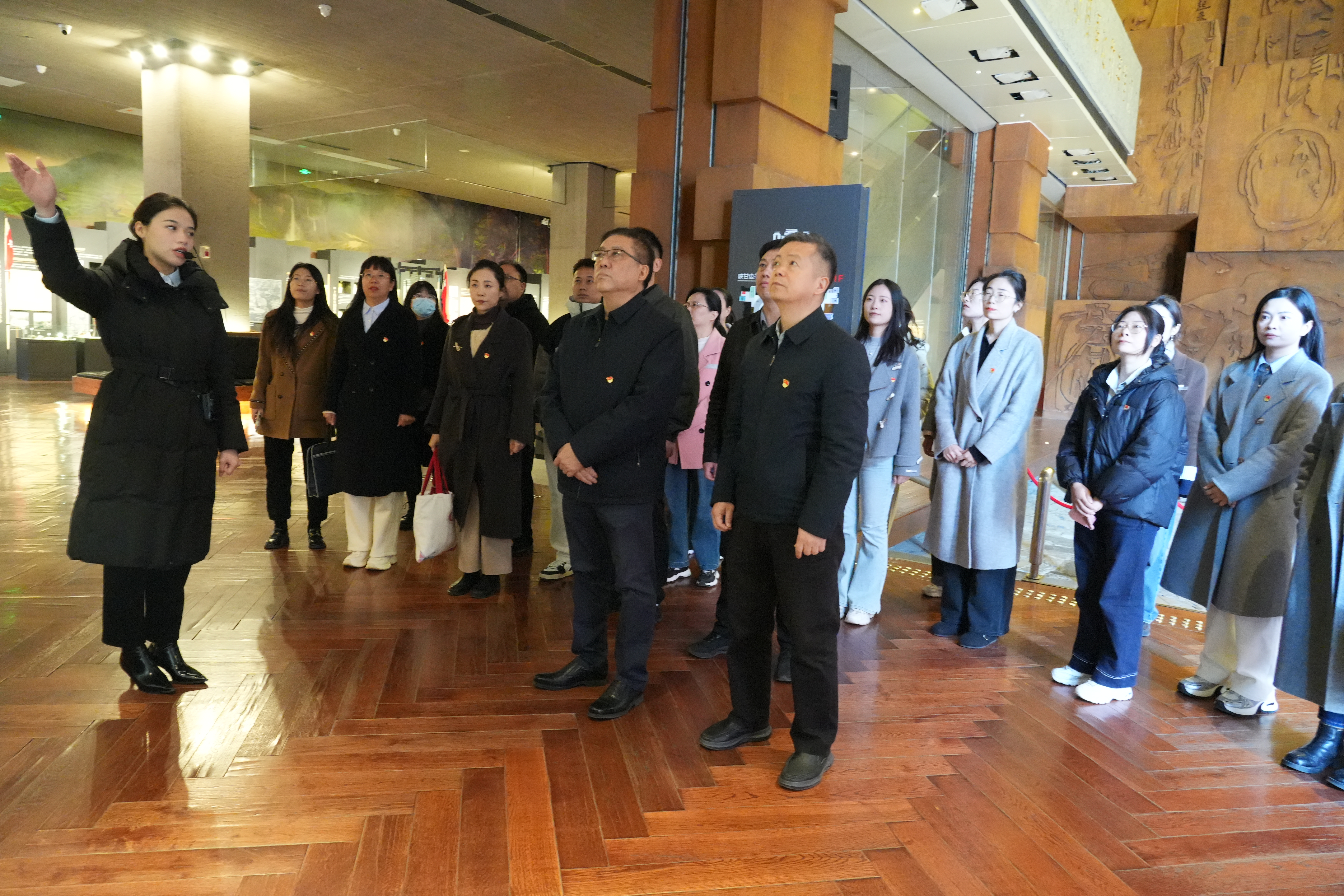 参观陕甘边革命根据地照金纪念馆