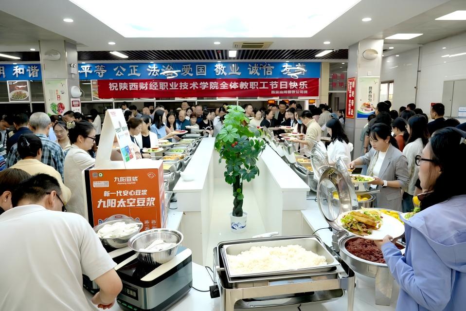 教师有序排队就餐 教师有序排队就餐