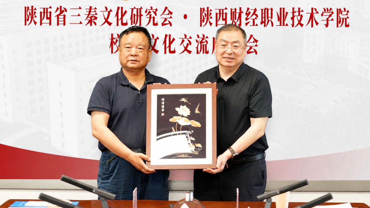 校长程书强赠送非遗麦秆画作品