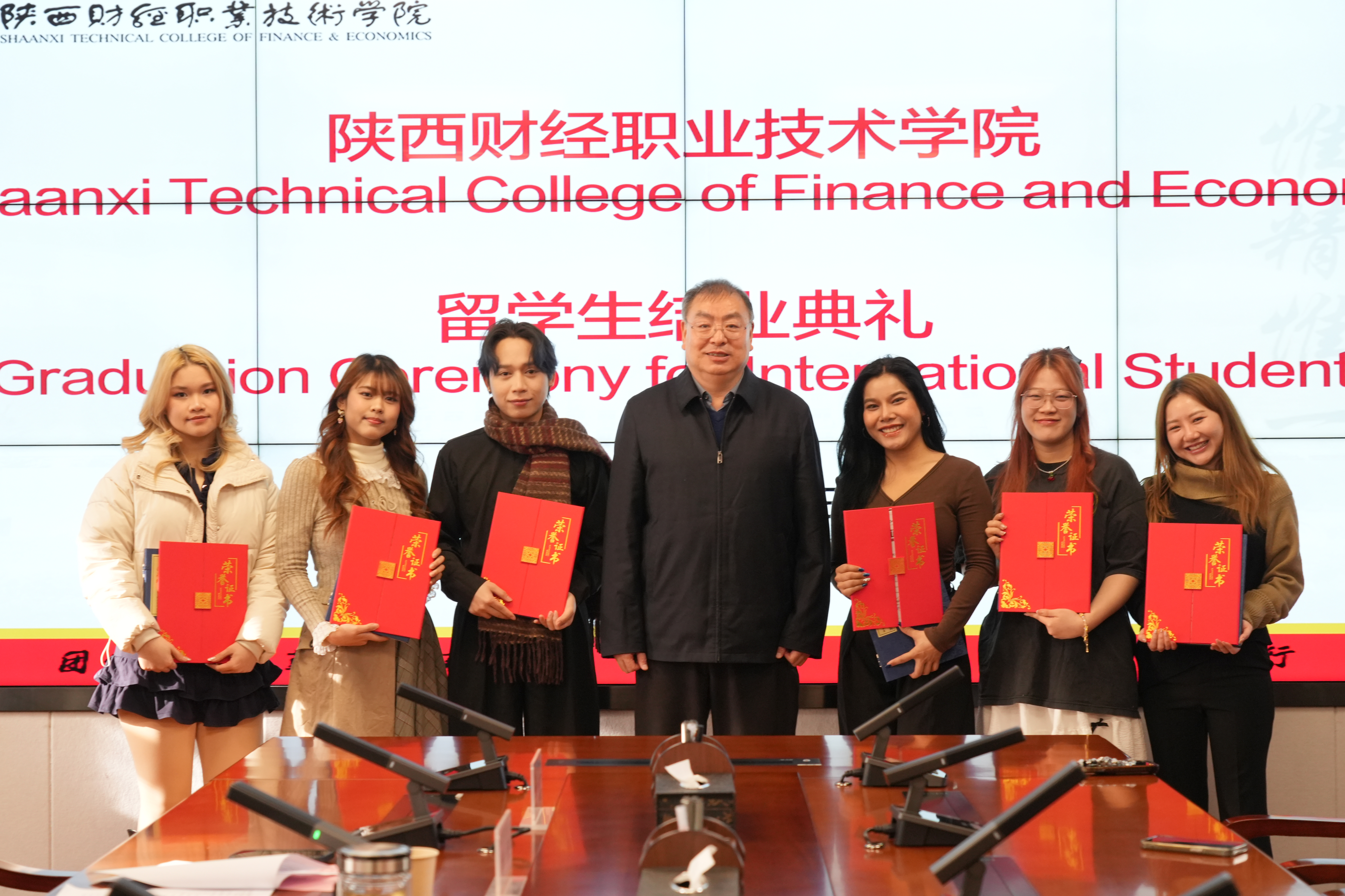 校长程书强为留学生颁发结业证书并合影