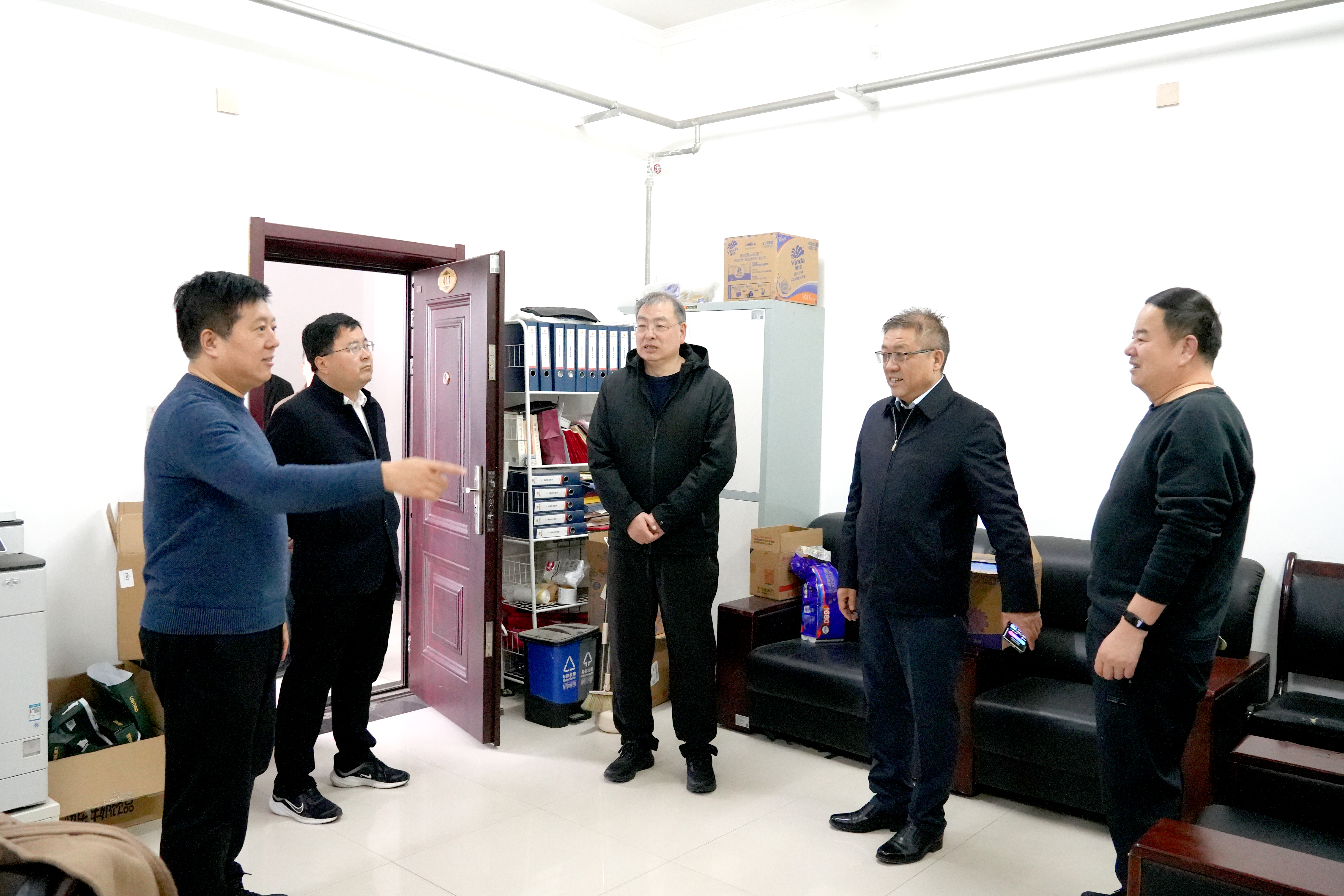 校领导逐一走访各职能部门