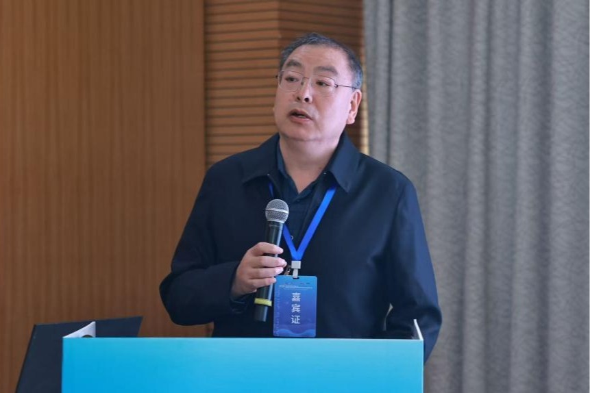 校长程书强作主旨报告