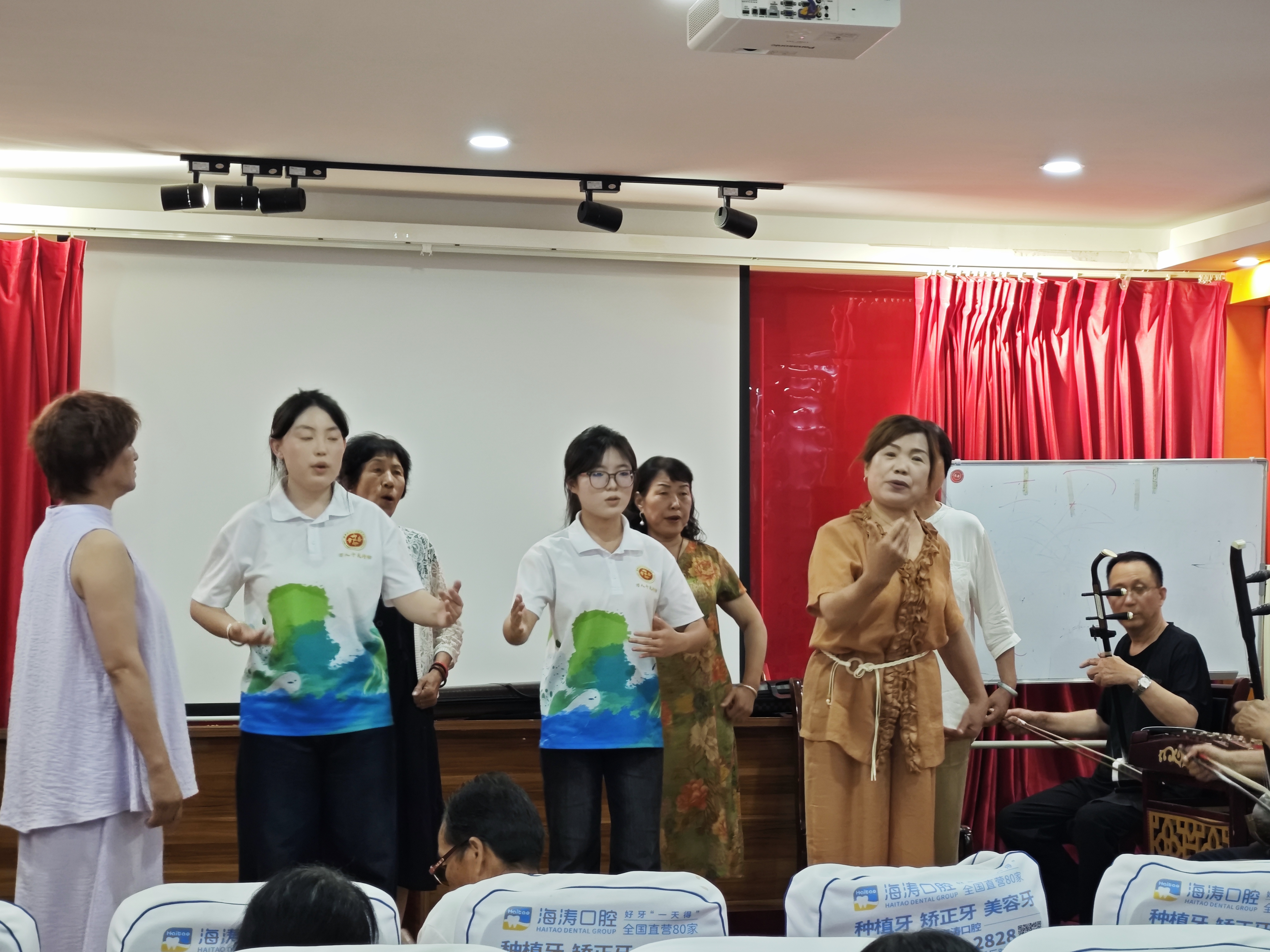 秦腔艺术家与实践团志愿者同台展演 秦腔艺术家与实践团志愿者同台展演
