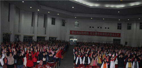 江兴华与现场学生热情互动