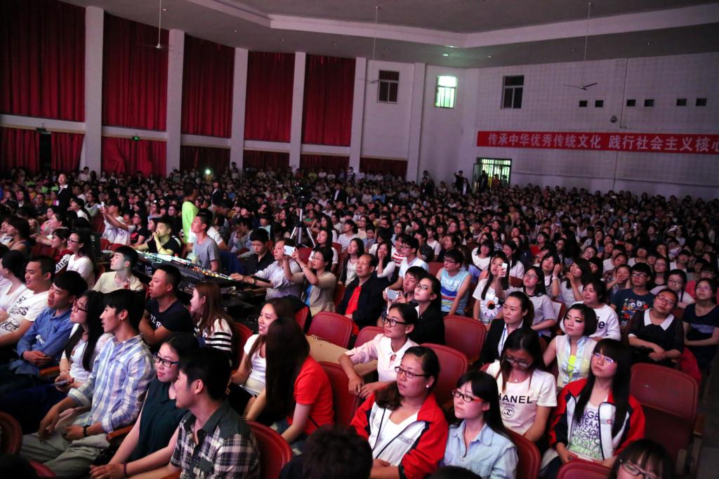 容纳1600座的大礼堂座无虚席