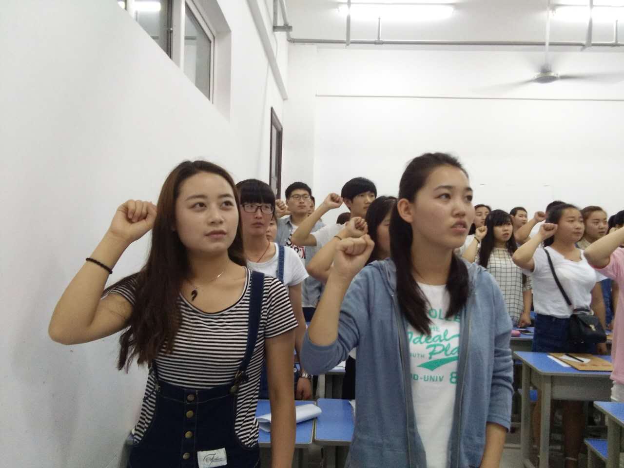 学生党员面对党旗庄严宣誓