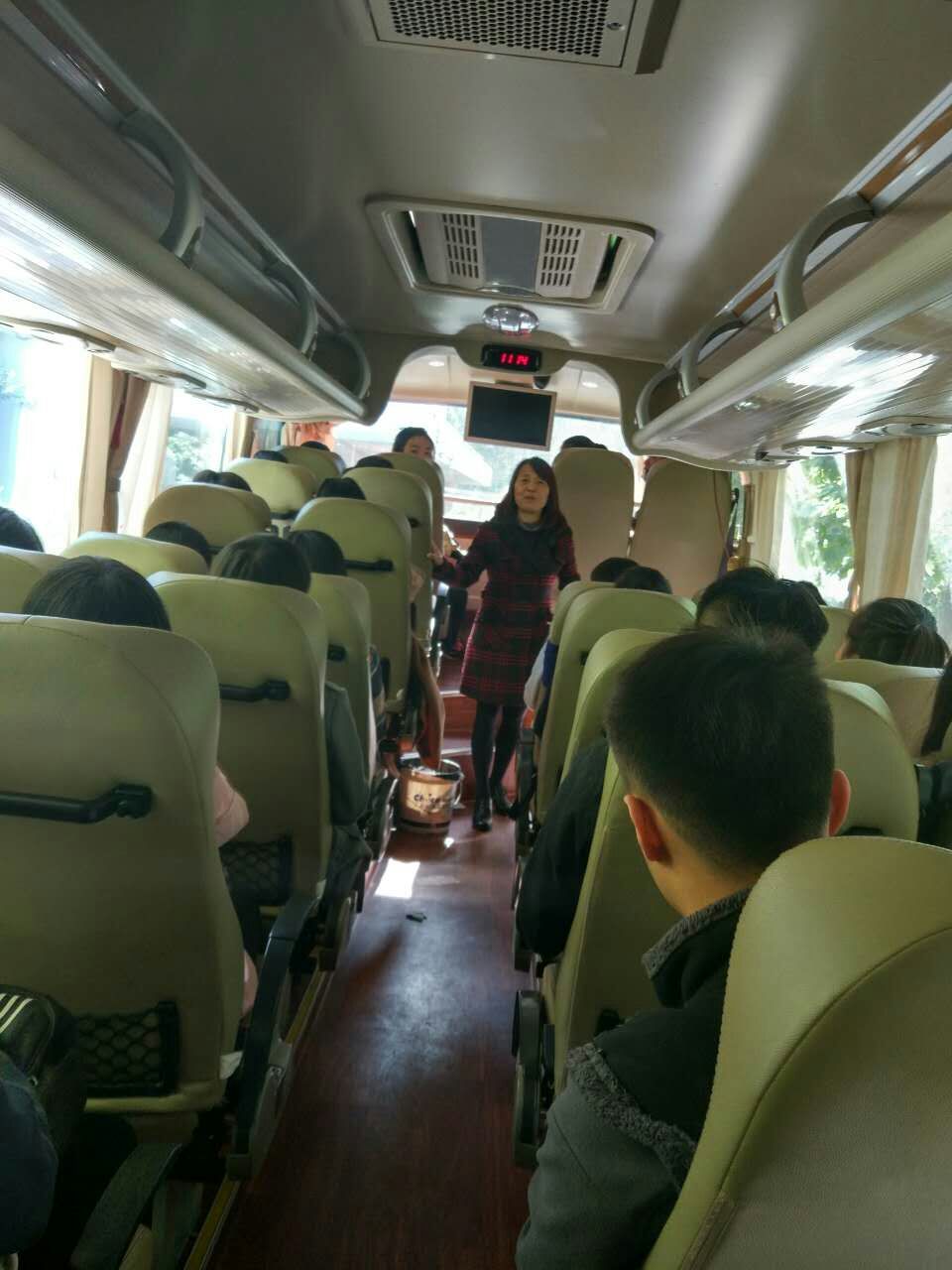 经济与金融管理系副主任景海萍鼓励学生们珍惜实习、克服困难