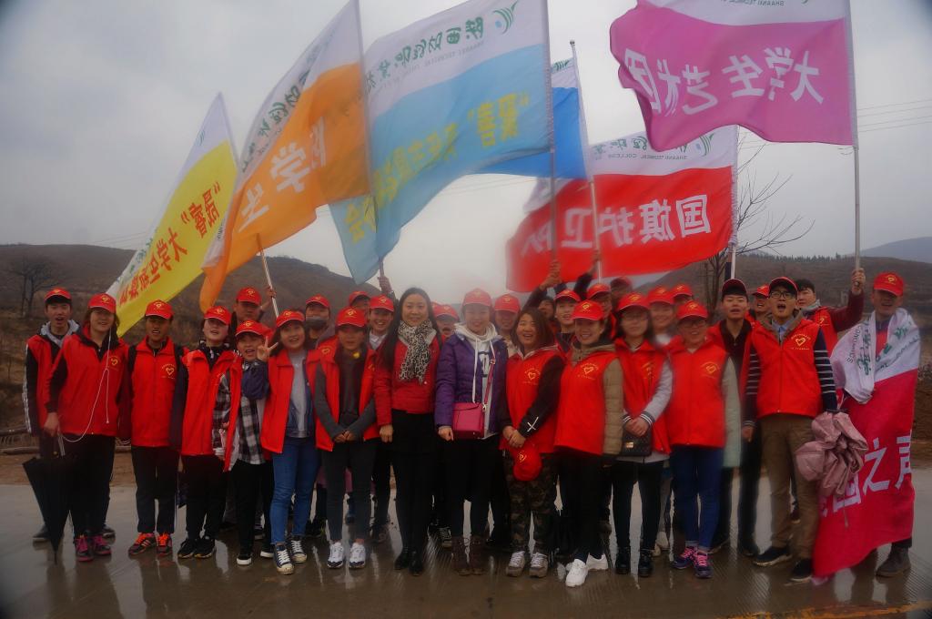 植树活动合影留念