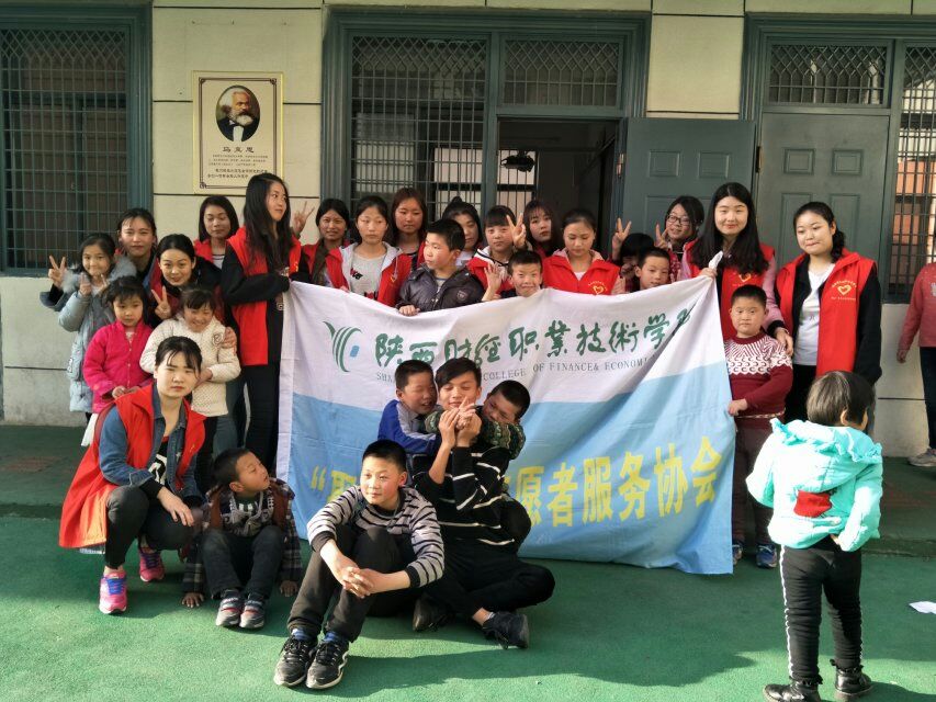 我院志愿者与咸阳特殊儿童学校的孩子们合影留念