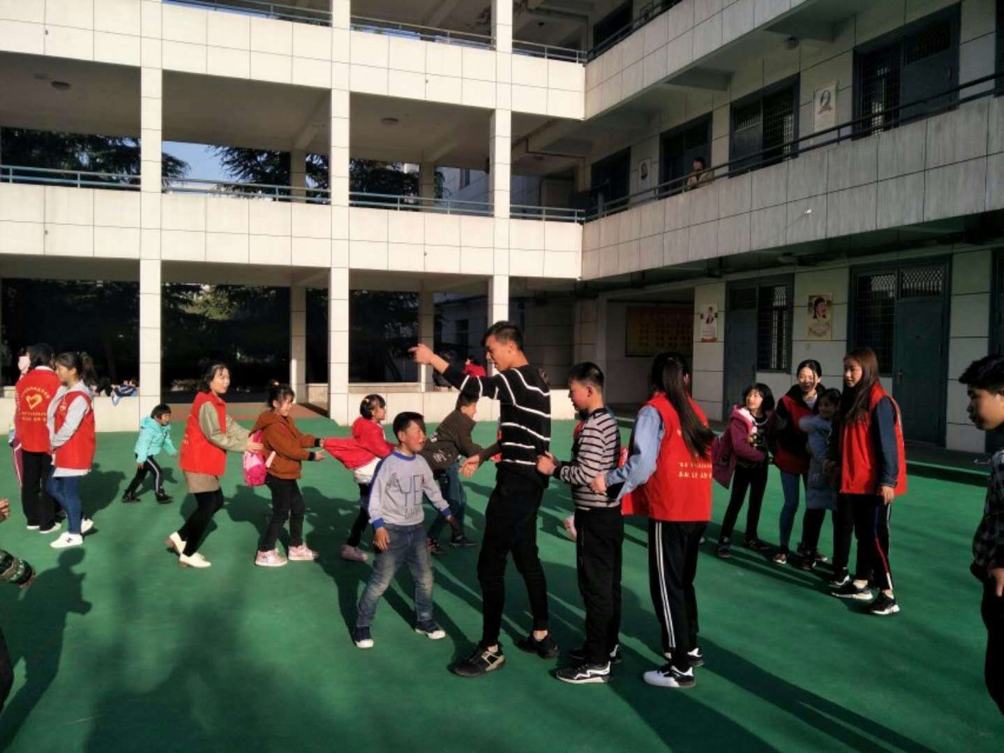 我院志愿者与咸阳特殊儿童学校的孩子开展主题教育活动