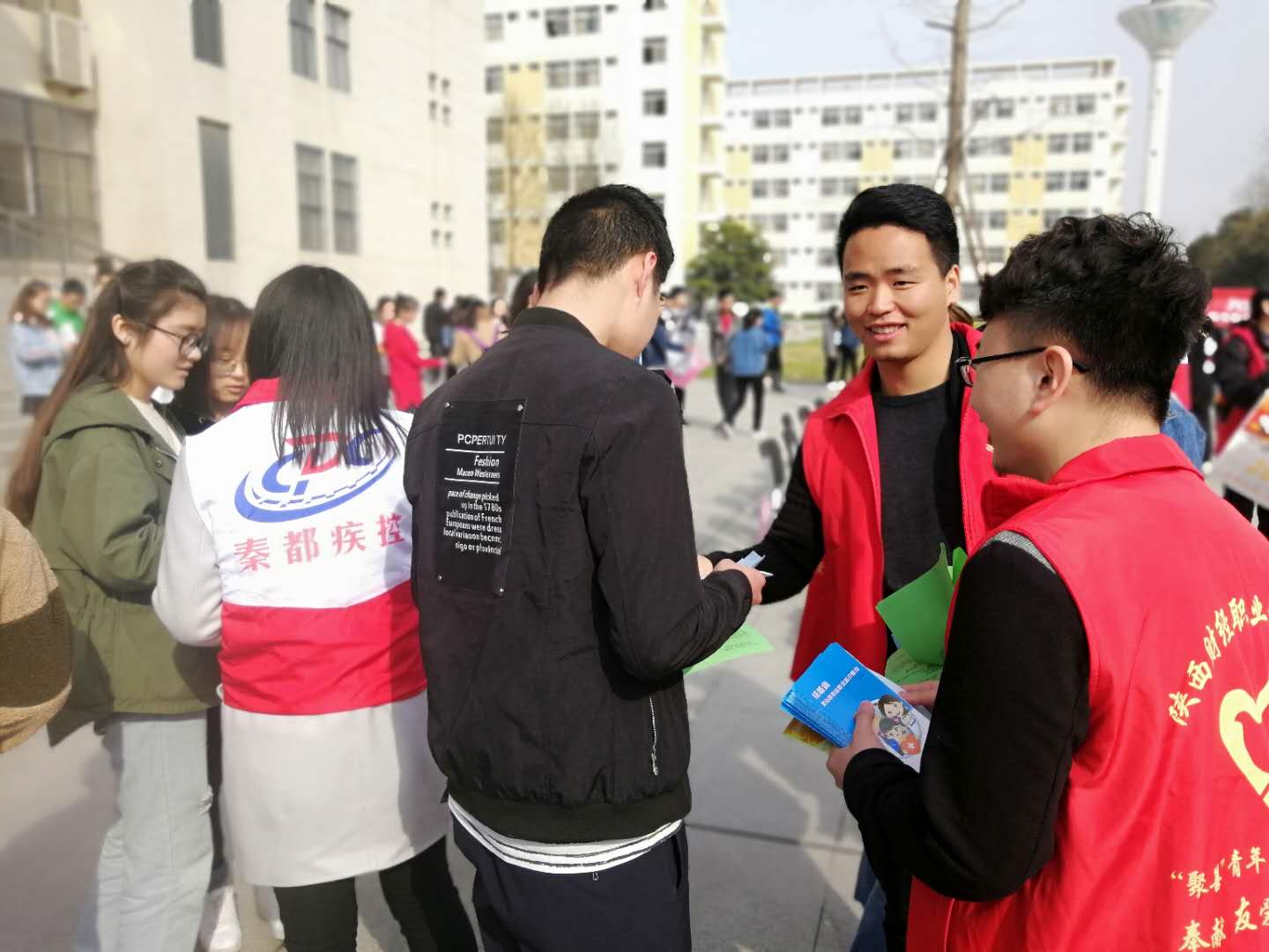 志愿者为同学们发放“世界结核日”宣传单