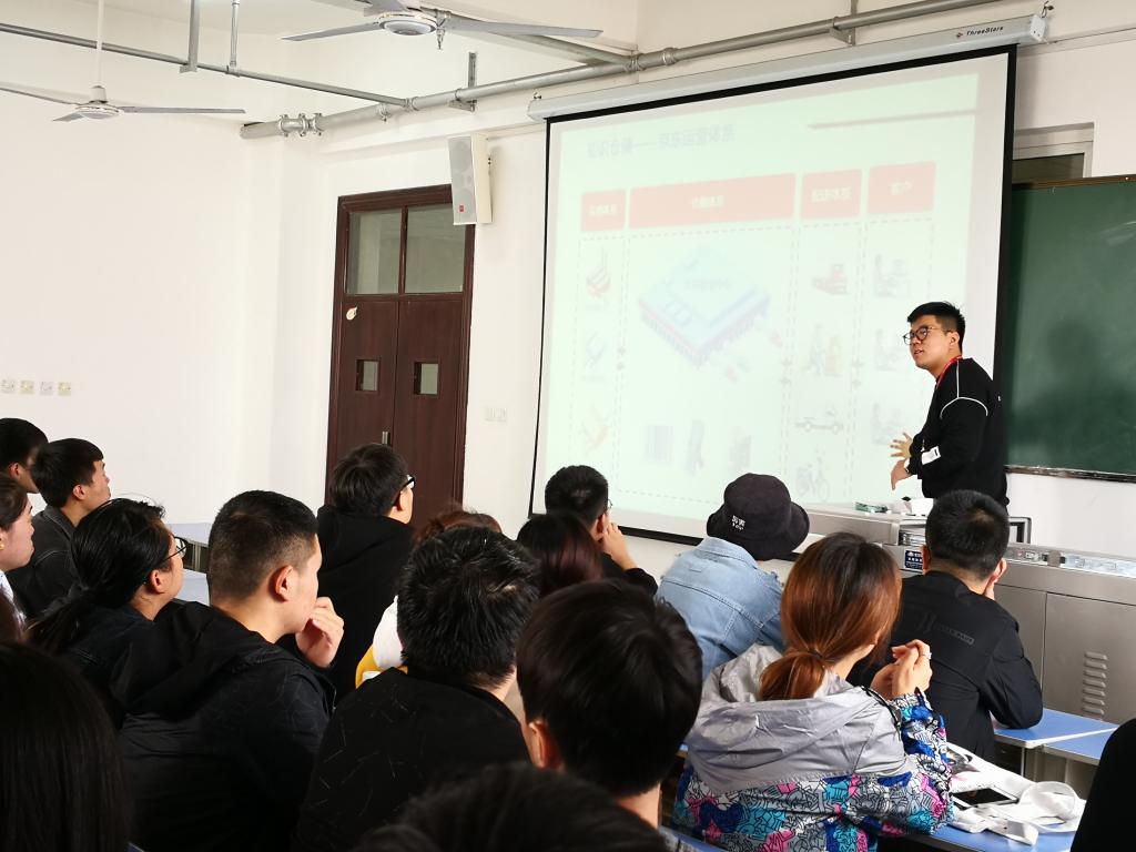 京东精细化部门刘哲对物流电商学生进行入职培训
