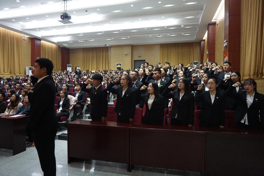 团总支、学生会干部庄重宣誓