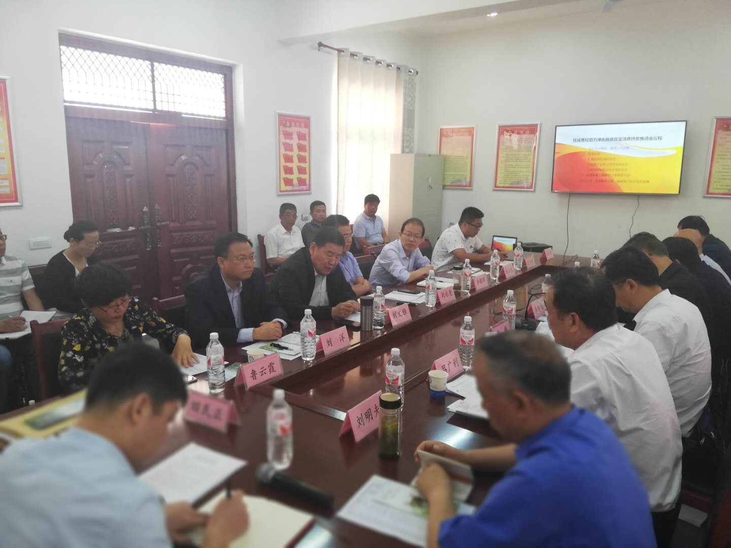 党委副书记兼纪委书记刘文雅代表学院在会上讲话