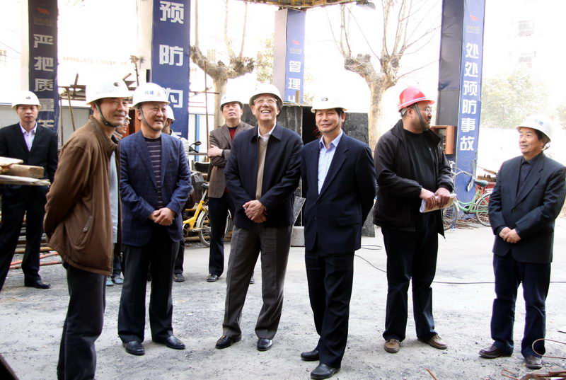督导组视察教学综合楼基建工地