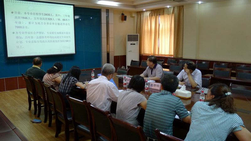 专家张朝晖教授、赵居礼教授听取会计电算化专业分析