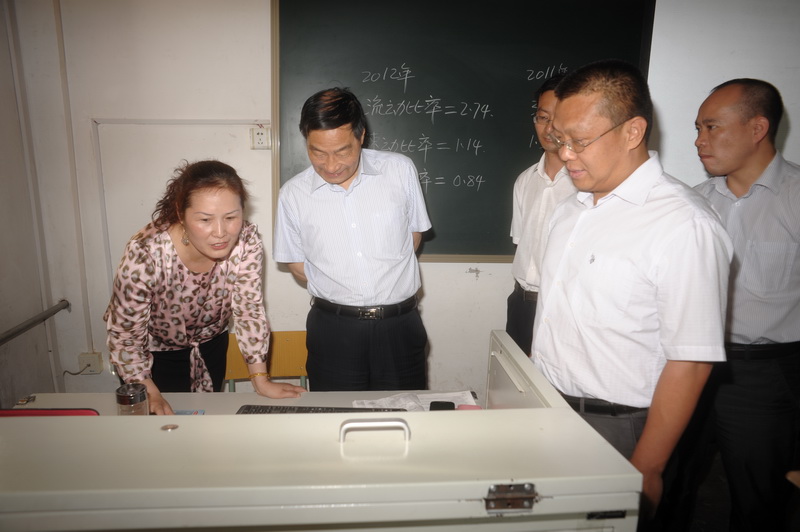 专家组副组长张朝晖教授听课后检查授课教师的教学资料