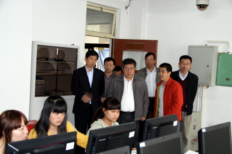 专家组考察我院会计电算化实训室.